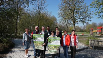 Bild: Christopher Dotzler
Oberbürgermeister Andreas Feller und Organisatorin Ildiko Hummel (vorne, mit Plakat) werben für die Gartentage am 4. und 5. Mai im Stadtpark.
