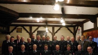 Bild: ebr
Auszeichnungen gab es für 17 aktive Feuerwehrmänner. Im Bild (sitzend, von links) Harald Fischer, Franz Bauer, Konrad Lippert, Peter Wührl, Leonhard Riedl, Josef Malzer, Hubert Männer und Stefan Bauer sowie (stehend, von links) Landrat Wolfgang Lippert, Kreisbrandinspektor Stefan Gleißner, Bürgermeister Johann Burger, Kreisbrandmeister Albert Fröhlich, Kreisbrandrat Andreas Wührl, Thomas Schaumberger, Karl Schleicher, Alfred Schaumberger, Martin Zeitler, Josef Thoma, Anton Kunz, Johannes Mark, Reiner Joas, Joachim Reinsch, Bürgermeister Roland Grillmeier und Thomas Lindner.