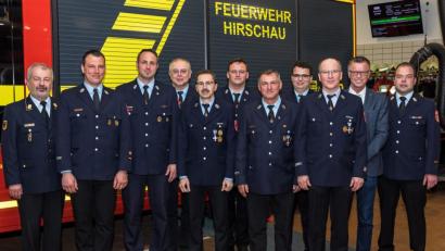 Bild: u
Die Feuerwehr Hirschau den Vorstand und die Kommandanten (von links): Kreisbrandrat Fredi Weiß, Zweiter Kommandant. Claus Meyer, Kommandant Sebastian Jasinsky, Zweiter Schriftführer Michael Dobler, Schriftführer Manfred Mutzbauer, Fahnenträger Markus Tomala, Vorsitzender Michael Schuminetz, Fahnenträger Sebastian Braun, Zweiter Vorsitzender Thomas Maier, Bürgermeister Herrmann Falk und Kreisbrandmeister Marco Weiß.