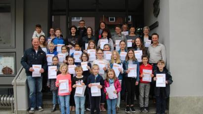 Bild: exb
39 Teilnehmer nehmen das goldene Abzeichen entgegen, 20 das Silberne und 6 das Bronzene.