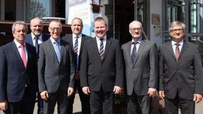 Bild: Thomas Dobler
Zur Bilanzpressekonferenz trafen sich die Vorstände des Kreisverbands der Volks- und Raiffeisenbanken im Landkreis Schwandorf im Hotel Wolfringmühle (Gemeinde Fensterbach). Die aktuellen Daten erläuterte Kreisverbandsvorsitzender Bernhard Werner (Dritter von rechts), der Vorstandssprecher der Raiffeisenbank im Naabtal. Regionaldirektor Franz Penker (rechts) ordnete die lokalen Daten in einen größeren, oberpfälzischen Zusammenhang ein.