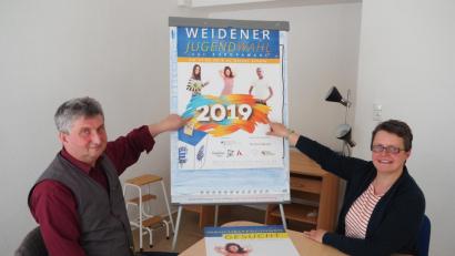 Bild: Bühner
Für die Weidener Jugendwahl werben die Programmkoordinatoren des Förderprogramms"Demokratie leben", Herbert Schmid und Susanne Reinhardt.