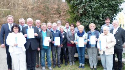 Bild: jp
Die neu gewählte Vereinsführung und die geehrten Mitglieder des VdK-Ortsverbands Kastl
mit (von links) Bürgermeister Stefan Braun, Vorsitzendem Hermann Kucharski und (rechts) Kreisvorsitzendem Johann Ludwig.