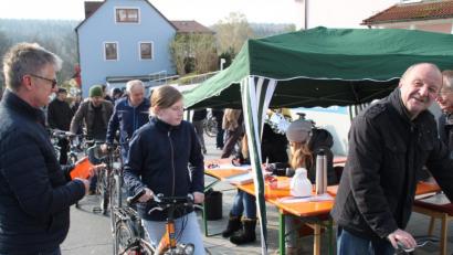 Bild: prh
86 Verkäufer bieten bei der Fahrradtauschbörse der Neustädter Raiffeisenbank ihre gebrauchten Räder zum Verkauf an. Filialleiter Hans Hart (rechts) und seine Mitarbeiter hatten alle Hände voll zu tun.