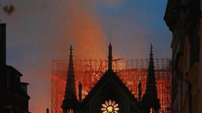 Bild: Thibault Camus/dpa
Flammen und Rauch steigen aus der Kathedrale Notre-Dame in Paris auf. Am Montagabend war hier ein verheerendes Feuer ausgebrochen. Die Ursache des Brandes ist nach wie vor unklar.
