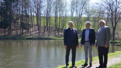 Bild: Benkhardt
Geschäftsführer Wolfgang Kaiser, Vorsitzender Roland Grillmeier und Bürgermeister Josef Schmidkonz aus Mähring sind überzeugt, dass sich als Öko-Modellregion einiges im Stiftland entwickeln lässt. Weit oben stehen Öko-Produkte aus der Teichwirtschaft.