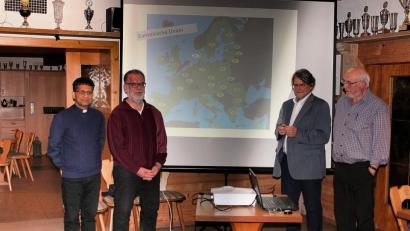 Bild: bsc
Informationen zum Verbund der derzeit 28 Mitgliedsstaaten der Europäischen Union gab es bei der Kolpingsfamilie. Studiendirektor a. D. Friedrich Wölfl (Zweiter von rechts) untermauerte seinen interessanten Bericht mit Bildern und Grafiken. Pfarrer Joseph und die beiden Kolping-Vorsitzenden Reiner Gärtner und Helmut Schaumberger (von links) dankten dem fachkundigen Referenten.