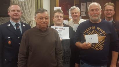 Bild: dob
Erster wurde Werner Lindner aus Pleystein (Zweiter von rechts), der sich über 200 Euro mehr in seinem Portemonnaie freute. Vorsitzender Herbert Zitzmann (links) und Kassier Willi Kellner (rechts) überreichten die Preise an die Gewinner, darunter auch eine Berlinfahrt, für die sich Markus Fritsch aus Neuhaus (Dritter von links) entschied.