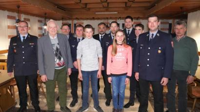 Bild: fvo
70 Jahre ist Max Stahl (Zweiter von links) aus Albersrieth bei der Lennesrieth Wehr. Konstantin Stahl (Fünfter von links) und Valentina Stahl (Fünfte von rechts) sind neu in der Wehr. Weiter im Bild: Beförderte Feuerwehrmänner und der aktive Feuerwehrmann Werner Ertl (rechts) der für seinen 40-jährigen aktiven Dienst geehrte wurde.