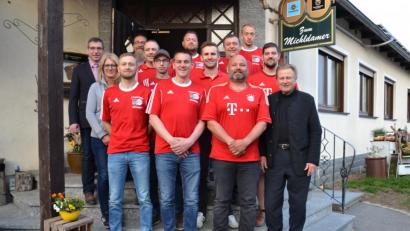 Bild: gi
Diese neue Führungsriege mit dem Vorsitzenden Thomas Grötsch (vorne, Zweiter von links) und dessen Stellvertreter Christian Kühn (vorne, links) führt den FC-Bayern-Fanclub die nächsten drei Jahre.