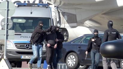 Bild: Bodo Marks
Ein mutmaßliches IS-Mitglied wurde in Hamburg festgenommen. Mit einem Hubschrauber der Bundespolizei soll der Verdächtige zu Ermittlungsrichtern vom BGH geflogen werden.