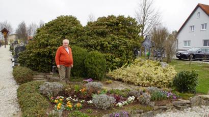 Bild: mmj
Gartenbau-Vorsitzender Richard Scheiterer (Bild) am Heldenhain im Weidinger Friedhof. Auch hier kümmern sich die Mitglieder des Vereins um ein gepflegtes Bild.