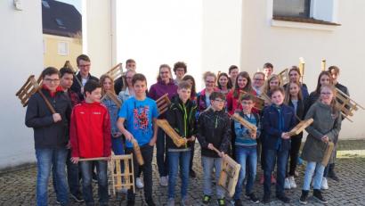 Bild: bl
Den Pfreimder Ministranten macht es Spaß, am Karfreitag und Karsamstag die Ratschen zu schwingen. Dafür nehmen sie gern das frühe Aufstehen in Kauf.