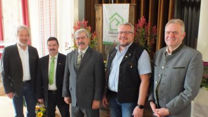 Bild: ral
Die neue Bezirksvorstandschaft von links Stellv. Bezirksvorsitzende Arthur Weber, Helmut Grünbauer, Bezirksvorsitzender, Reinhard Ott, Stellv. Bezirksvorsitzende: Hans-Jürgen Meier und Bernhard Jobst.