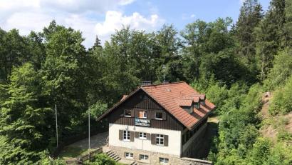 Bild: exb
Die Pfadfinder renovieren momentan die Blockhütte am Fischerberg.