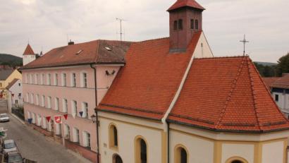 Bild: mp
Für das ehemalige Rot-Kreuz-Haus (links) samt Spitalkirche hat sich ein Investor gefunden, dessen Pläne den Zielen der Stadt entgegenkommen.