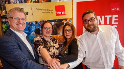 Bild: Hösamer
Verdi-Bezirksgeschäftsführer Alexander Gröbner (von links), die stellvertretende Bezirksvorsitzende Verena Gleißner, stellvertretende Bezirksgeschäftsführerin Manuela Dietz und Verdi-Bezirkschef Stefan Dietl (von rechts) setzten auf Solidarität der Arbeitnehmer, auch europaweit.