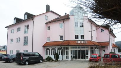 Bild: Gabi Schönberger
Das Hotel „Am Hofgarten“ in Neustadt stellt zum 31. Dezember seinen Betrieb ein, doch schon ab Jahresmitte 2019 soll dort wieder Leben einkehren. Das Heilpädagogische Zentrum Irchenrieth baut das 27-Zimmer-Haus zum Wohnheim mit 20 bis 22 Plätzen um.