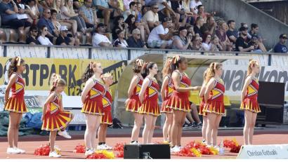 Bild: Ziegler
Alles bereit: Cheerleaders und Zuschauer. Jetzt fehlen nur noch die Spieler der Mad Bulldogs Amberg. Am Sonntag, 21. April, geht's los.
