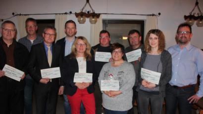 Bild: kro
Stattliche 15.000 Euro verteilte die Stadt an Vereine mit Jugendarbeit. Am Dienstagabend erhielten die Vereinsvertreter von den Stadträten Jürgen Ranft (rechts) und Christian Fritsch (Vieter von links) symbolisch die Schecks ausgehändigt.