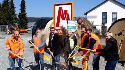 Bild: exb
Spatenstich zum Breitbandausbau in Kulmain: Bürgermeister Günter Kopp (Vierter von rechts) freut sich.