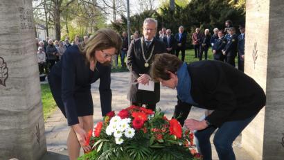 Bild: Hirsch
Oberbürgermeister Andreas Feller legte mit seinen Stellvertreterinnen Ulrike Roidl und Martina Englhardt-Kopf in der Fichtlanlage einen Kranz zum Gedenken an die Opfer des Bombenangriffs vom 17. April 1945 nieder.