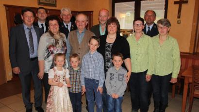 Bild: ral
Georg Bauer (mittlere Reihe, Zweiter von links) feierte 80. Geburtstag. Neben der Familie gratulierten auch Vereinsabordnungen.
