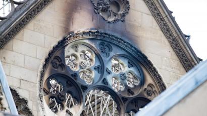 Bild: Marcel Kusch
Die verkohlte Fassade der Pariser Kathedrale Notre-Dame.