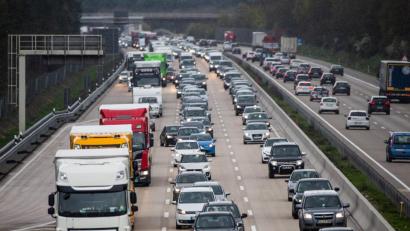 Bild: Christophe Gateau
Autos und Lastwagen stehen im Stau. Foto: Christophe Gateau/Archivbild