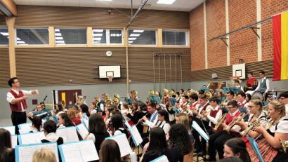 Bild: stg
Rund 110 Musiker aus 19 Blasmusikkapellen hatten sich auf der Bühne in der Kemnather Mehrzweckhalle versammelt