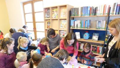 Bild: exb
Aus Luftballons, Papier und bunten Federn basteln die Kinder wunderschöne Deko für das Osterfest.