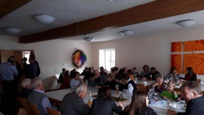 Bild: bk
Bei Kaffee und pikanten Köstlichkeiten ließen die Gottesdienstbesucher das Thema "Taufe" aus der Konfirmandenvorstellung nachklingen und tauschten sich in Gesprächen aus.