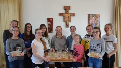 Bild: gi
Stolz präsentieren einige Ministranten ihr Osterhasen-Backwerk. Verkauf ist am Gründonnerstag und Karfreitag jeweils vor den Gottesdiensten. Außerdem gibt es noch Osterlämmer.