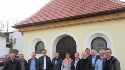 Bild: fg
Der Bauauschuss des Hirschauer Stadtrats Bürgermeister Hermann Falk (Vierter von links) an der Spitze informiert sich in Steiningloh. Ortssprecher Erich Stauber (Fünfter von links) erläutert der den Fortgang der Kapellensanierung.
