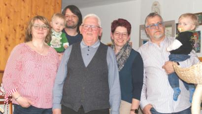 Bild: agr
Zweite Bürgermeisterin Margit Reichl (Dritte von rechts) gratulierte Rudolf Schmid (Mitte) zum Geburtstag. Auch die Kinder und vier Enkelkinder wünschten alles Gute.