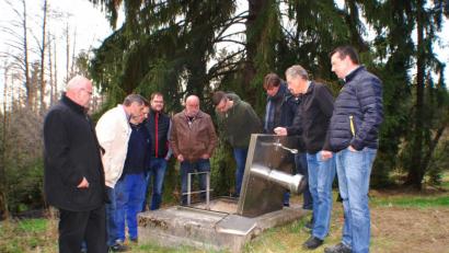 Bild: enz
Zu Beginn der jüngsten Gemeinderatssitzung besichtigte der Marktrat die Quellen der Wasserversorgung.