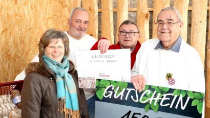Bild: njn
Vorsitzender Reiner Ockl (zweiter von rechts) überreichte mit den Vorstandsmitglieder Hans Pohl (rechts) und Franz Bauer jun. (zweiter von links) die Spende an Tafel-Mitarbeiterin Veronika Schneider.