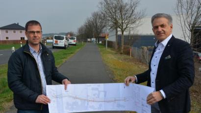 Bild: jr
Im Bereich des Fuß- und Radwegs bei den Behindertenwerkstätten beginnen nach Ostern die Arbeiten zur Verlegung neuer Wasserleitungen zum Hochbehälter Leonberg. Bauamtsleiter Thomas Grillmeier (links) und Bürgermeister Roland Grillmeier baten die Bevölkerung bei der Vorstellung der Maßnahme um Verständnis für mögliche Behinderungen.