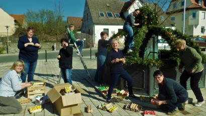 Bild: jml
Über 600 Eier zieren den Osterbrunnen in Kohlberg. Die Frauen arbeiteten so lange, bis das Schmuckstück stand.