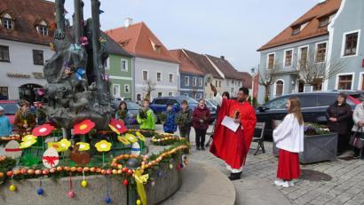 Bild: hm
Nach dem Familiengottesdienst segnete Pater Georg den Kinderosterbrunnen am Pfreimder Marktplatz.