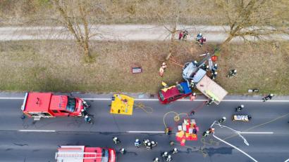 Bild: Thilo Hierstetter
Die Einsatzübung auf der gesperrten Bundesstraße 85 aus der ansonsten bei Unfallbildern ungewohnten Vogelperspektive.