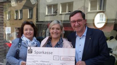 Bild: cv
Elke Reinhart (Mitte) freut sich über die Spende in Höhe von insgesamt 6000 Euro, die von Dieter Lütje, Präsident des Lions Clubs Schwandorf, und Claudia Kaufmann, Präsidentin des Lions Clubs Oberpfälzer Wald, überreicht wurde.