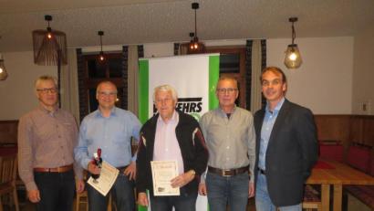 Bild: kei
Die geehrten Mitglieder Bernhard Schafbauer, Anton Vitzthum und Alois Ebenschwanger mit Vorsitzendem Markus Schlegel (rechts) und seinem Vertreter Hans Keilhammer.