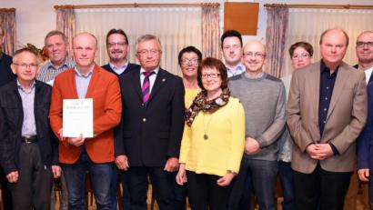 Bild: bgm
Benedikt Grimm ist der neue Vorsitzende der CSU Störnstein, Peter Fleischmann und Wolfgang Weber sind seine Stellvertreter (von rechts). Landrat Andreas Meier (Zweiter von links) leitete die Wahlen. Edeltraud Wang (links), Hans Scharnagl, Christian Kraus (Vierter und Fünfter von links) und Stefan Lukas (Fünfter von rechts) wurden für langjährige Parteimitgliedschaft geehrt.