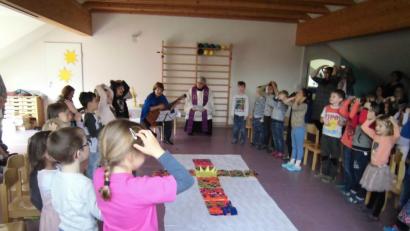 Bild: rn
Mit viel Gestik feiern die Mädchen und Buben der Kindertagesstätte den Ostergottesdienst.