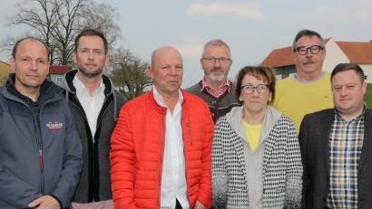 Bild: Wolfgang Steinbacher
Nach den Wahlen eines Vorstands- und eines Aufsichtsratsmitglieds präsentieren sich die Gremien des Gemeinnützigen Bauvereins mit Harald Rösel, Jörg Janker, Manfred Pickel, Lorenz Uschold, Manuela Meißner, Karl-Heinz Klier und Florian Striepen.