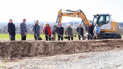 Bild: njn
Mit dem Spatenstich beginnen die Bauarbeiten zur Erschließung des Baugebiets Naabhöhe. Auf dem Bild Bürgeremister Hans Donko (fünfter von links) mit Technischem Angestellten Markus Meyer, Amtsrat Hubert Wojtenek, Geschäftsführer Michael Eigner, dritte Bürgermeisterin Sonja Heindl, Geschäftsführerin Astrid Hippeli, Ingenieur Markus Münchmeier, Stadtrat Jürgen Böckl und Oberbauleiter Holger Dederl.