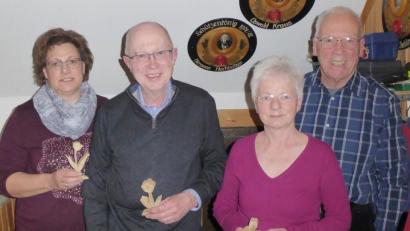 Bild: no
Preisverteilung (von links): Michaela Purrer (stellvertretend für den Drittplatzierten Dieter Purrer), Sieger Werner Gleißner, die Zweite Christa König und Schützenmeister Bruno Müller.