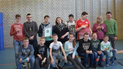 Bild: grm
Beim Boccia-Bezirksturnier der Förderschulen präsentieren die Sieger stolz ihre Urkunden, Medaillen und Pokale. Unsere Aufnahme zeigt die Partnerklasse 6 der Mittelschulstufe und die Klasse BS1 der Berufsschule aus dem HPZ Irchenrieth mit Organisator Markus Schuller (hinten rechts).