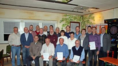 Bild: jma
Die Jubilare des SV 08 Auerbach mit Vorsitzendem Uwe Ditz (sitzend, links) und Bürgermeister Joachim Neuß (stehend, rechts).